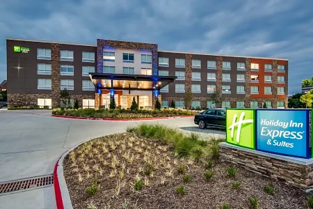 Holiday Inn Express & Suites Dallas North - Addison