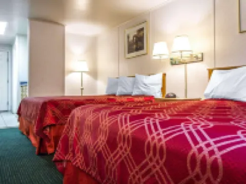 Rodeway Inn & Suites Brunswick Near Hwy 1 Hotels in Brunswick