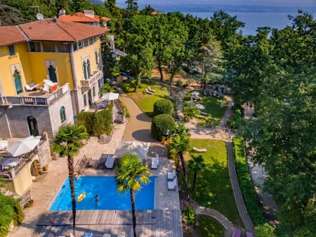 Hotel Villa Astra Отели в г. Ловран