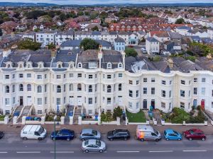 Seafront Apartment Private Garden & Free Parking