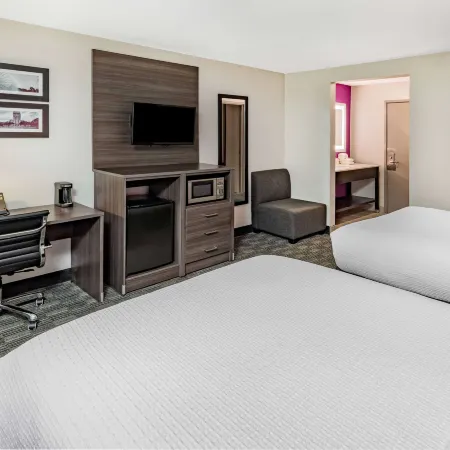 La Quinta Inn & Suites by Wyndham Houston Southwest Отели рядом с достопримечательностью «Торговый центр Plazamericas»