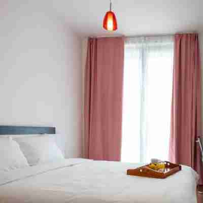 Sunny 1Bdr Apartment Near Center Rooms
