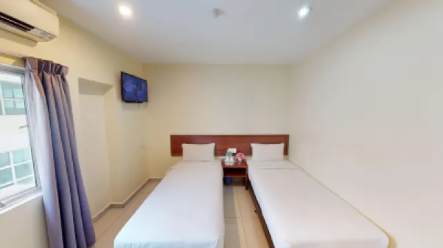 Maple Inn Hotel berhampiran Masjid Al-Najihin