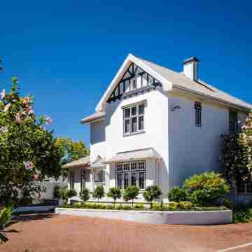 Whispering Oaks Guest House Hotel Exterior