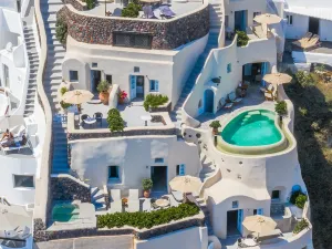 Pezoules of Oia