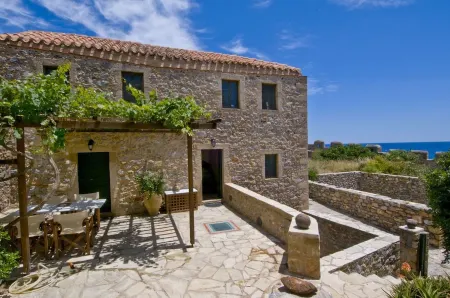 ArdamisTraditional Guest Houses Отели в г. Monemvasia