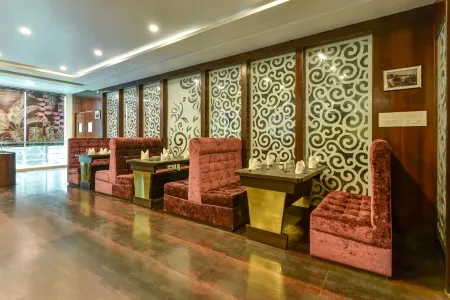 Summit Montana Suites & Spa at Mall Отели рядом с достопримечательностью «Darjeeling Himalayan Railway Toy Train»