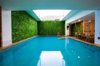 Maestro Hotel Pontianak Hotels in Parit Tokaya