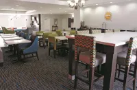 La Quinta Inn & Suites by Wyndham Orange - breakfast