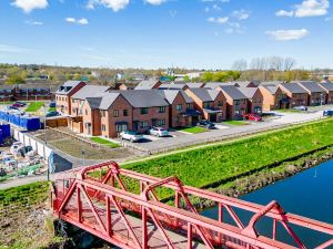 Stunning 2-Bed House in Manchester with Canal View