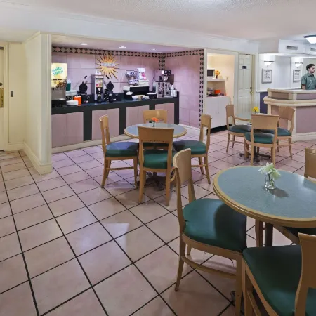 La Quinta Inn by Wyndham Austin Oltorf Отели рядом с достопримечательностью «Фестивал-Бич»