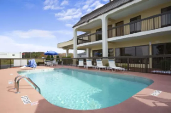 Super 8 by Wyndham Calhoun