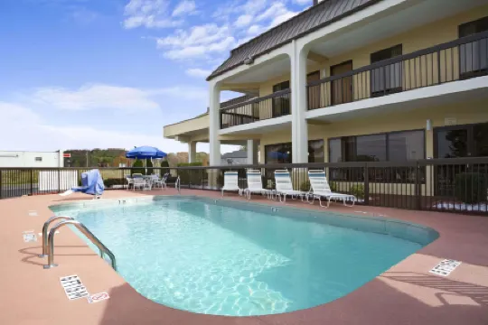 Super 8 by Wyndham Calhoun