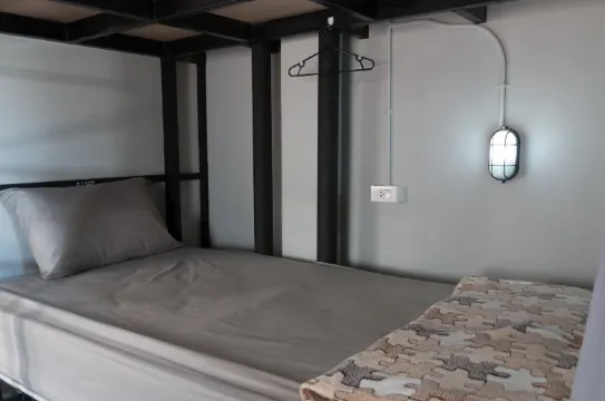 1 คนในห้องหอพัก 12 เตียงพร้อมห้องน้ำรวม-เฉพาะชาย