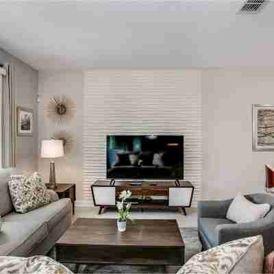 Spacious 4-Bedroom Townhome with Private Pool in Davenport Rooms
