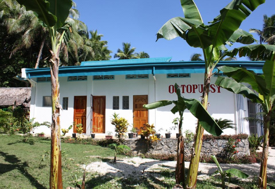 Octopussy Bungalow Beach Resort - Housity