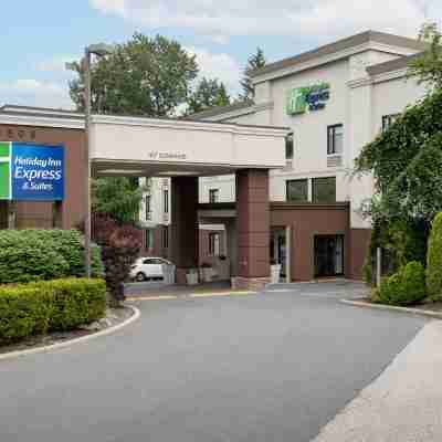 Holiday Inn Express & Suites Surrey Hotel Exterior