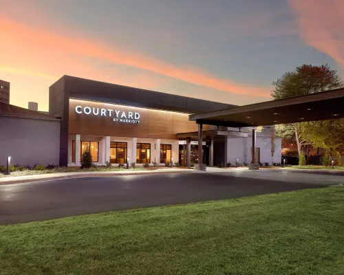Courtyard Charlotte SouthPark Hotels near Sharon Golf Course
