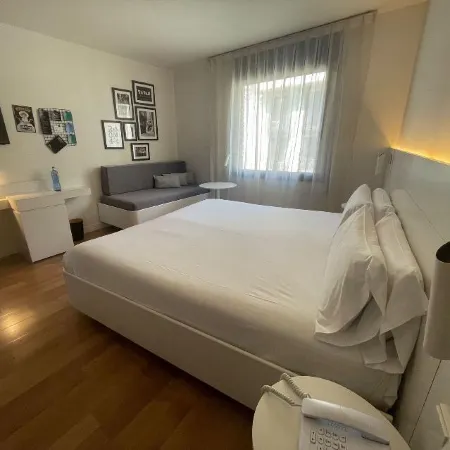 Pol & Grace Hotel Отели рядом с достопримечательностью «Железнодорожный вокзал Мунтанер»
