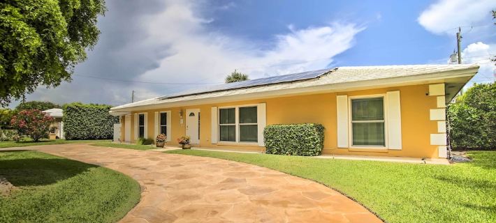 Riviera Beach Vacation Home w/ Pool: Walk to Beach Отели в г. Ривьера Бич