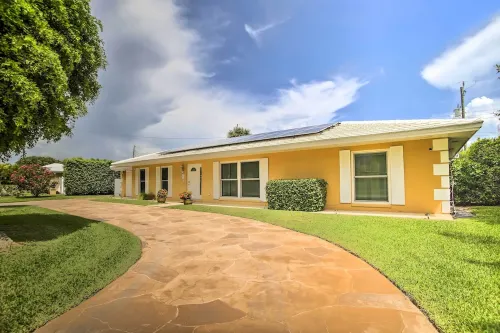 Riviera Beach Vacation Home w/ Pool: Walk to Beach - de playa