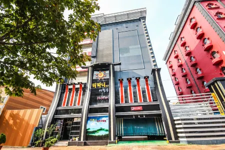 Breakfast at Tiffany's Motel