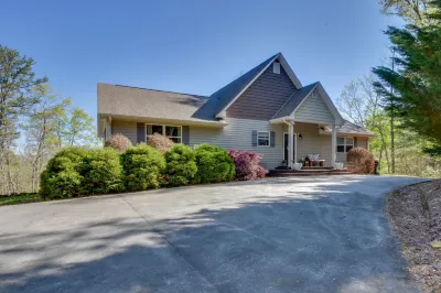 Lakemont Retreat Game Room, Hot Tub, and Mtn Views! Hotel in zona Tallulah Gorge State Park