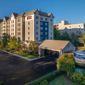Hampton Inn & Suites Nashville-Vanderbilt-Elliston Place Отели рядом с достопримечательностью «The Parthenon»