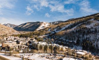 Cloud 9 by AvantStay Located at the Base of Vail Ski Resort w Community Pool Hot Tub