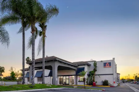 Studio 6 Artesia CA Отели рядом с достопримечательностью «Kosh»