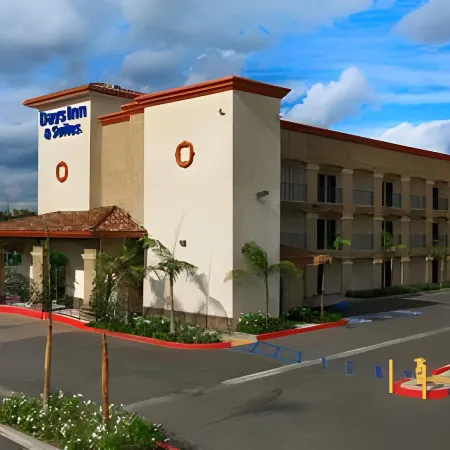 Harbor Inn & Suites