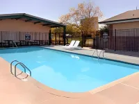Super 8 by Wyndham Siloam Springs - Swimmingpools