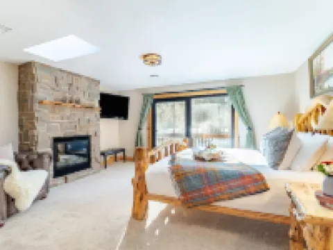 Base Camp by AvantStay Magical Cabin w Sauna Hot Tub Close to Snow Golf Hotels in Sunriver