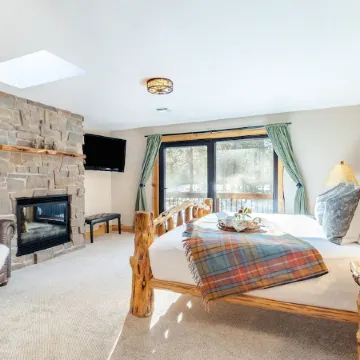 Base Camp by AvantStay Magical Cabin w Sauna Hot Tub Close to Snow Golf