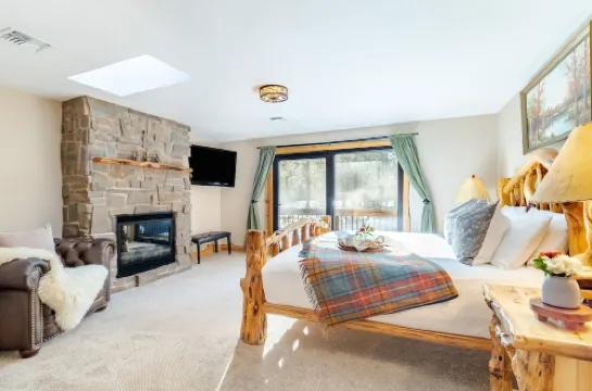 Base Camp by AvantStay Magical Cabin w Sauna Hot Tub Close to Snow Golf