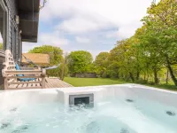 Lodge 5 - Hot Tub Lodge