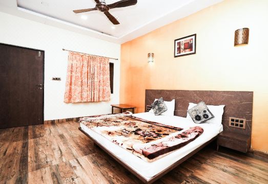 Hotel Dwarka Hotel Overview