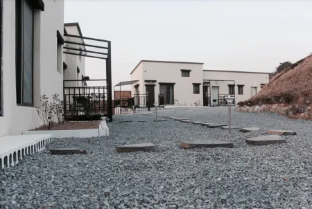 Gyeong ju the Square Pension Отели рядом с достопримечательностью «Пульгукса»