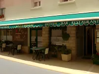 Logis Hôtel Restaurant Cazes Arazat Các khách sạn ở Sainte-Eulalie-d'Olt
