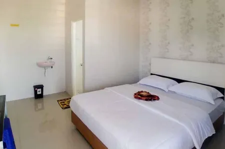 Griya Mulya Near Alun Alun Batu Mitra RedDoorz Отели рядом с достопримечательностью «HANOMAN BIOSKOP DOME 3 DIMENSI»