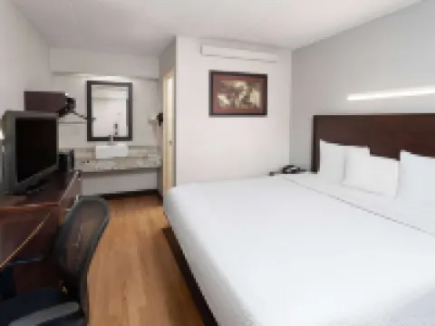 Travelodge by Wyndham Peoria Hotels in Peoria