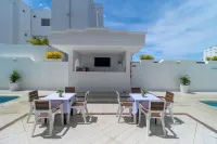 Hotel Axis Inn by Geh Suites - Pools