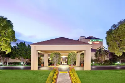 Courtyard Costa Mesa South Coast Metro Hotel dekat Versailles On the Lake