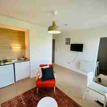 We Live in R - Suite 304 Rooms