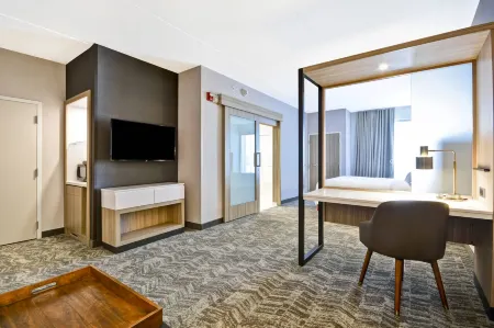 SpringHill Suites Cincinnati Blue Ash Отели рядом с достопримечательностью «Serene Suites Premier Memory Care»