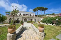 Tenuta Villa Tara Hôtels à : Serrara Fontana