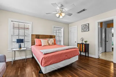 “The Boho Retreat” TCU! Hotels near Weston Gardens In Bloom, Inc