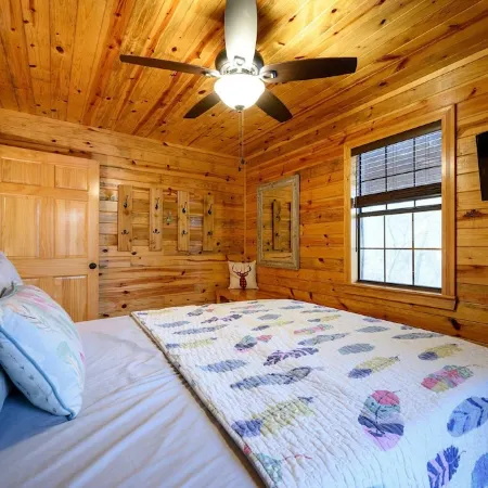 Excellent location! Water view from porch, short drive to Lake and Beavers Bend! Отели в г. Брокен Боу