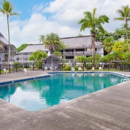 Studio in Hilo Center with Pool and Lake Views