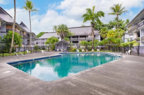 Studio in Hilo Center with Pool and Lake Views